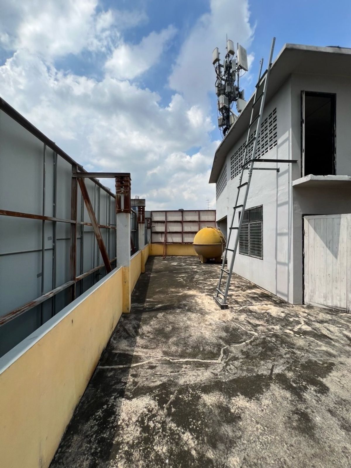 For RentShowroomAri,Anusaowaree : For rent: Showroom next to the main road, Din Daeng, monument, location in the heart of the city, economic center, civil servants, hospitals and offices.