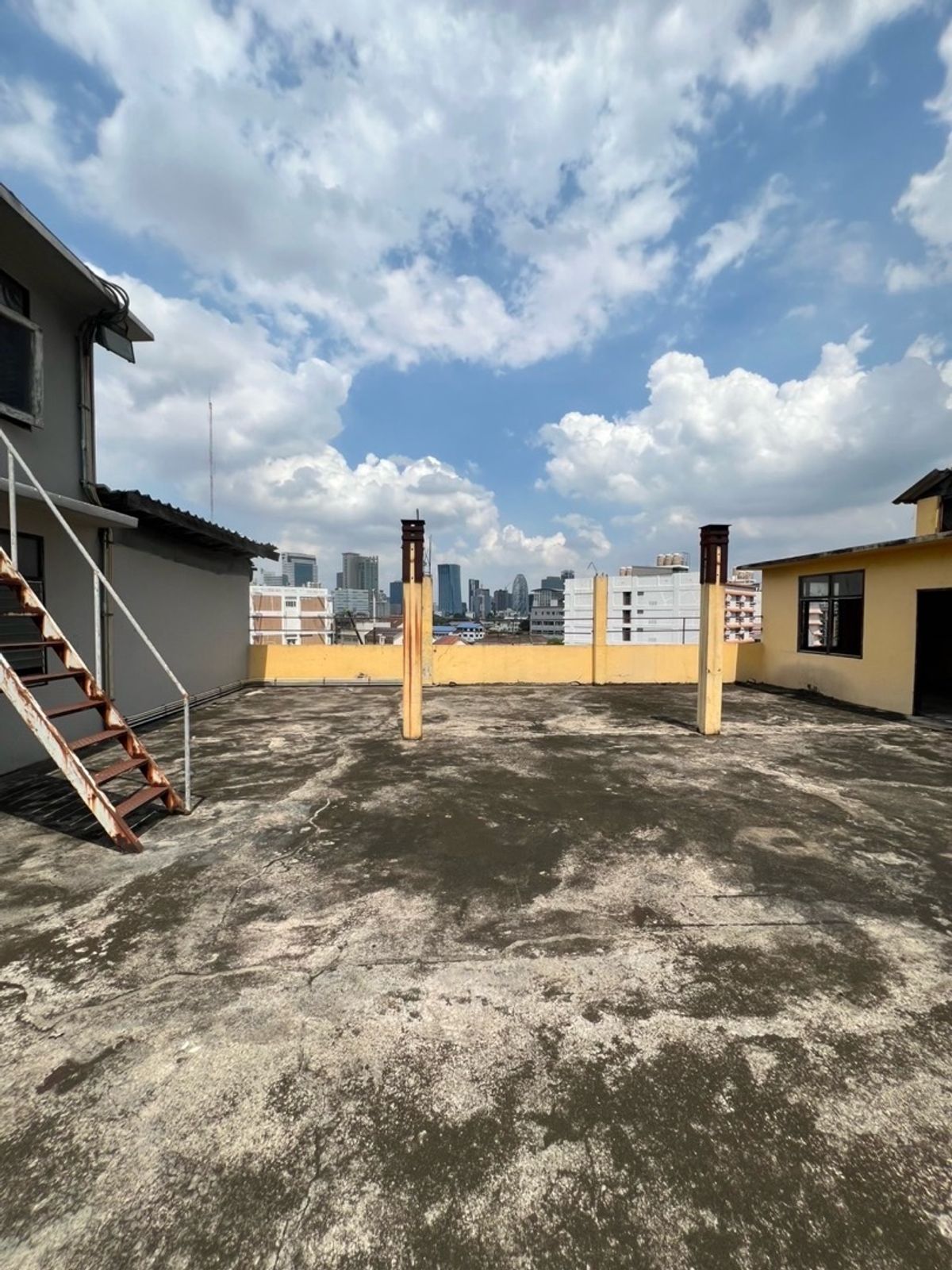 For RentShowroomAri,Anusaowaree : For rent: Showroom next to the main road, Din Daeng, monument, location in the heart of the city, economic center, civil servants, hospitals and offices.