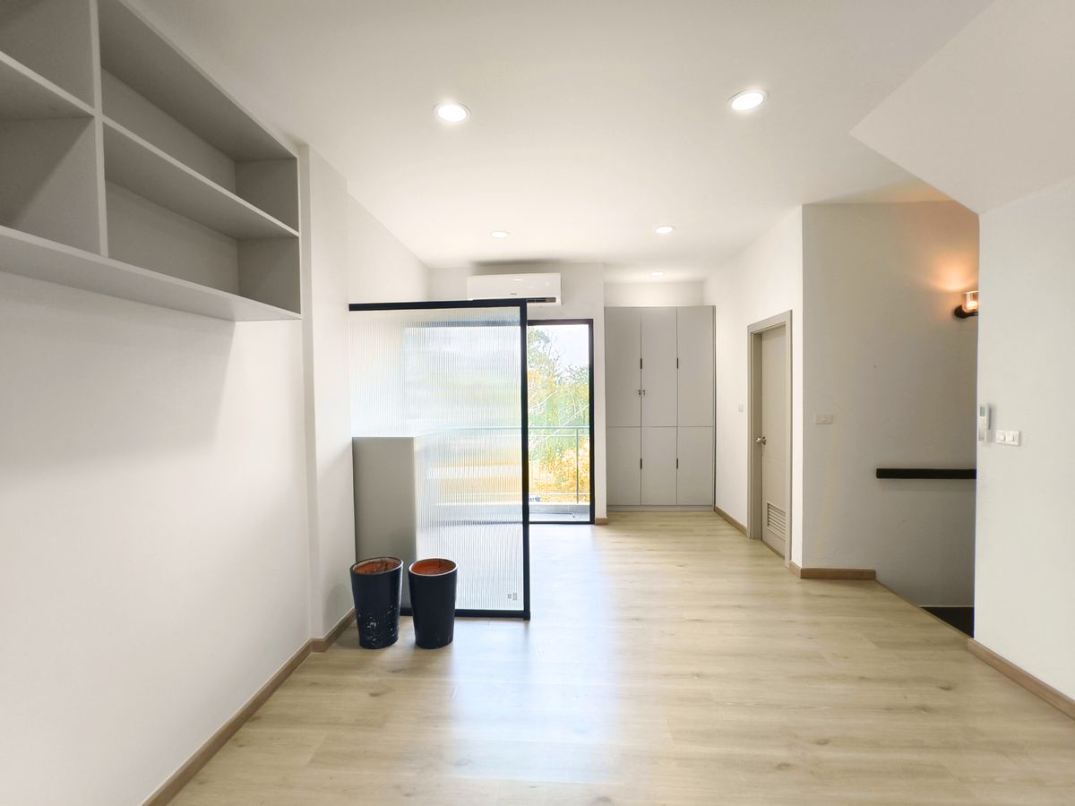 ให้เช่าโฮมออฟฟิศเกษตร นวมินทร์ ลาดปลาเค้า : ให้เช่า โฮมออฟฟิศหรู 4 ชั้น ติดถนนนวลจันทร์ Premium Place Mix Ekamai-Ramintra หน้ากว้าง 5.5 เมตร 2 ห้องทำงานใหญ่ 3 ห้องนอน 4 ห้องน้ำ 28 ตร.ว. 