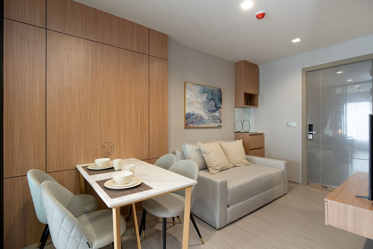 For RentCondoRama9, Petchburi, RCA : Brand new renovated room, high floor, beautifully decorated, built-in throughout the room, 1+1 bedroom @ Life Asoke Rama 9