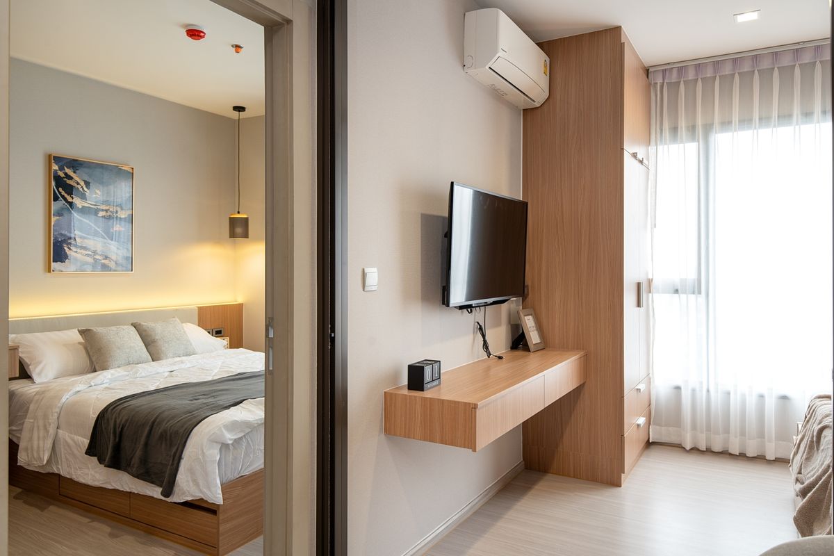 For RentCondoRama9, Petchburi, RCA : Brand new renovated room, high floor, beautifully decorated, built-in throughout the room, 1+1 bedroom @ Life Asoke Rama 9