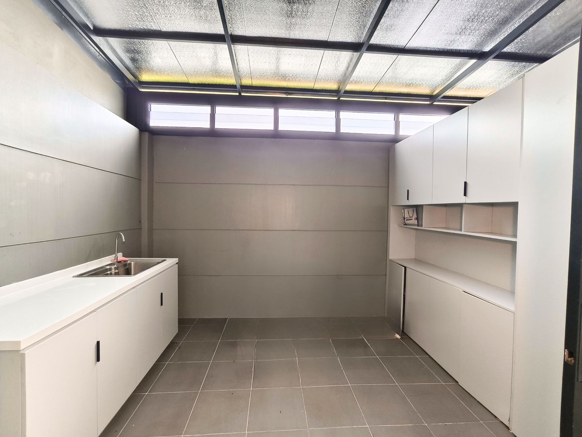 ให้เช่าโฮมออฟฟิศเกษตร นวมินทร์ ลาดปลาเค้า : ให้เช่า โฮมออฟฟิศหรู 4 ชั้น ติดถนนนวลจันทร์ Premium Place Mix Ekamai-Ramintra หน้ากว้าง 5.5 เมตร 2 ห้องทำงานใหญ่ 3 ห้องนอน 4 ห้องน้ำ 28 ตร.ว. 