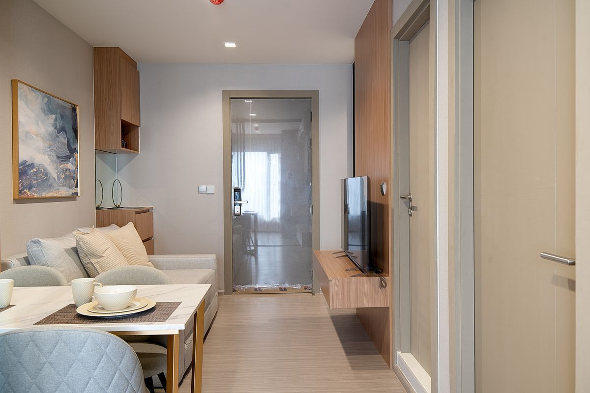 For RentCondoRama9, Petchburi, RCA : Brand new renovated room, high floor, beautifully decorated, built-in throughout the room, 1+1 bedroom @ Life Asoke Rama 9