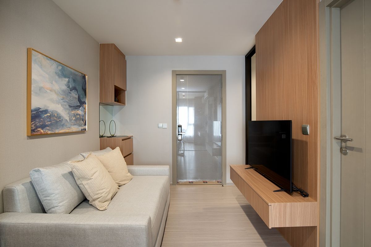 For RentCondoRama9, Petchburi, RCA : Brand new renovated room, high floor, beautifully decorated, built-in throughout the room, 1+1 bedroom @ Life Asoke Rama 9