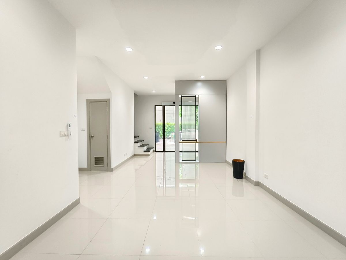 ให้เช่าโฮมออฟฟิศเกษตร นวมินทร์ ลาดปลาเค้า : ให้เช่า โฮมออฟฟิศหรู 4 ชั้น ติดถนนนวลจันทร์ Premium Place Mix Ekamai-Ramintra หน้ากว้าง 5.5 เมตร 2 ห้องทำงานใหญ่ 3 ห้องนอน 4 ห้องน้ำ 28 ตร.ว. 