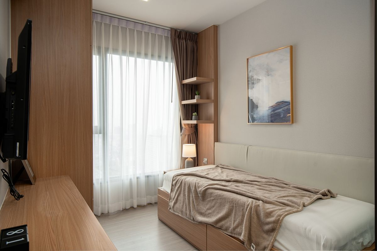 For RentCondoRama9, Petchburi, RCA : Brand new renovated room, high floor, beautifully decorated, built-in throughout the room, 1+1 bedroom @ Life Asoke Rama 9