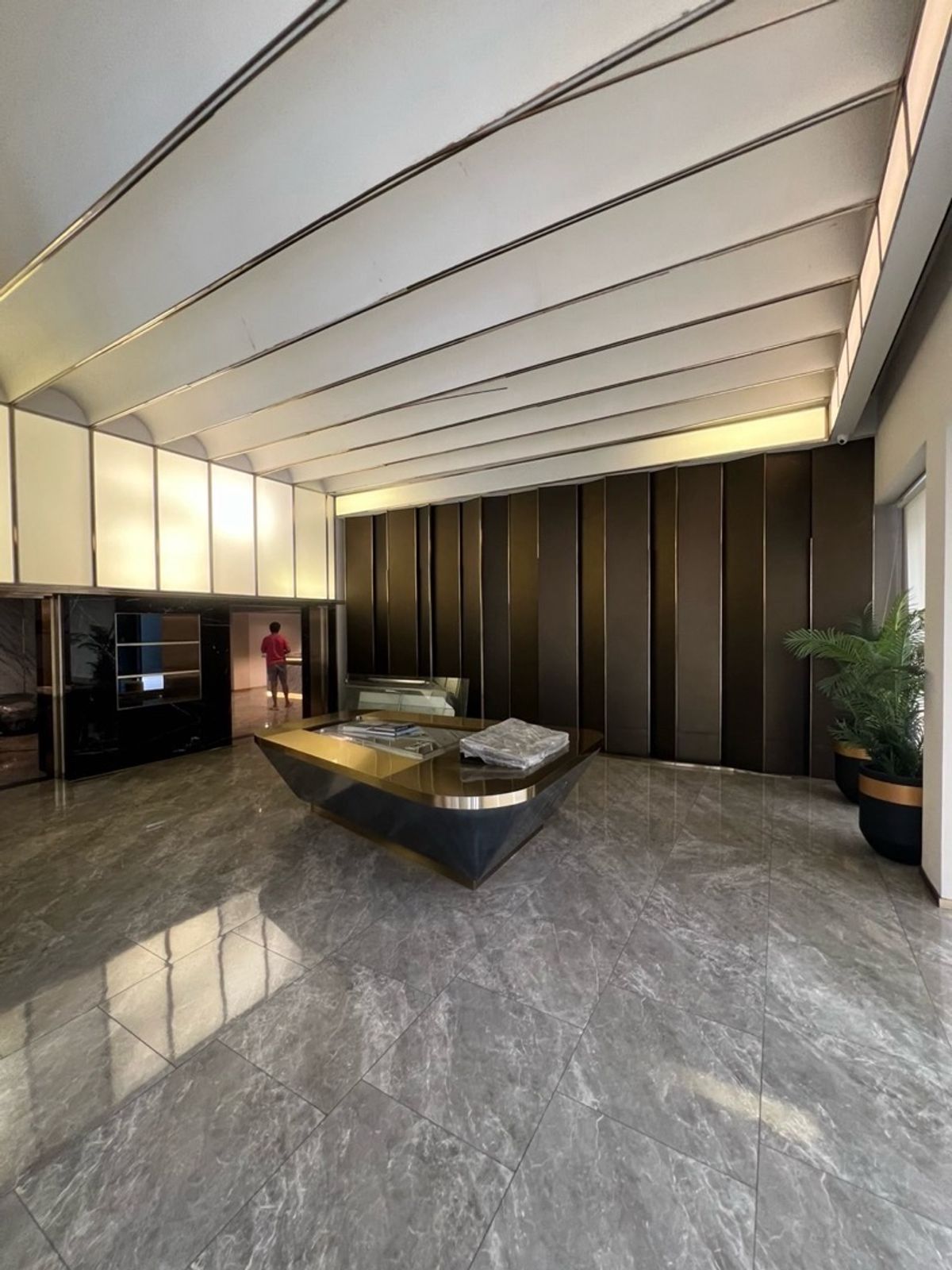 For RentShowroomAri,Anusaowaree : For rent: Showroom next to the main road, Din Daeng, monument, location in the heart of the city, economic center, civil servants, hospitals and offices.