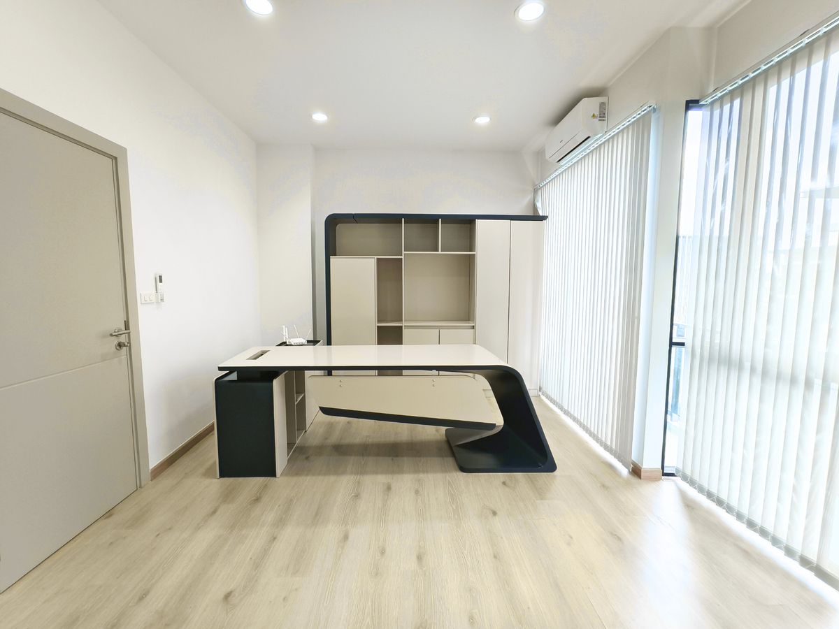 ให้เช่าโฮมออฟฟิศเกษตร นวมินทร์ ลาดปลาเค้า : ให้เช่า โฮมออฟฟิศหรู 4 ชั้น ติดถนนนวลจันทร์ Premium Place Mix Ekamai-Ramintra หน้ากว้าง 5.5 เมตร 2 ห้องทำงานใหญ่ 3 ห้องนอน 4 ห้องน้ำ 28 ตร.ว. 