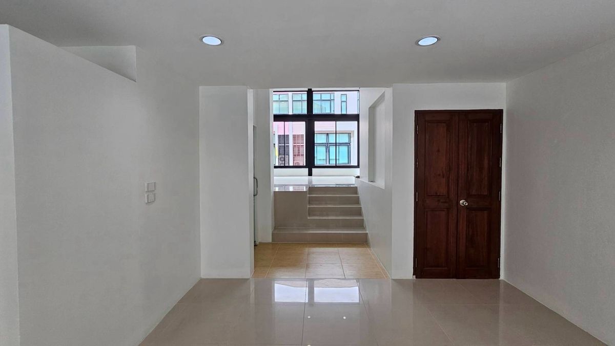 ขายทาวน์โฮมเลียบทางด่วนรามอินทรา : ขาย พรีเมี่ยม ทาวน์โฮม 3.5 ชั้น โครงการ เดอะ ฮาบิแทท ศรีวรา (ลาดพร้าว 94) ติดกับ หมู่บ้าน ทาวน์อินทาวน์ และโรงเรียนนานาชาติ