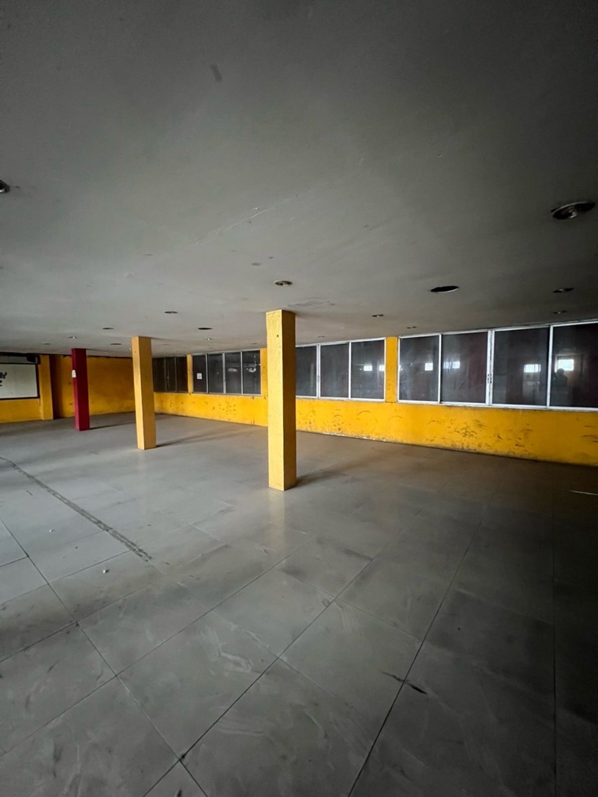 For RentShowroomAri,Anusaowaree : For rent: Showroom next to the main road, Din Daeng, monument, location in the heart of the city, economic center, civil servants, hospitals and offices.