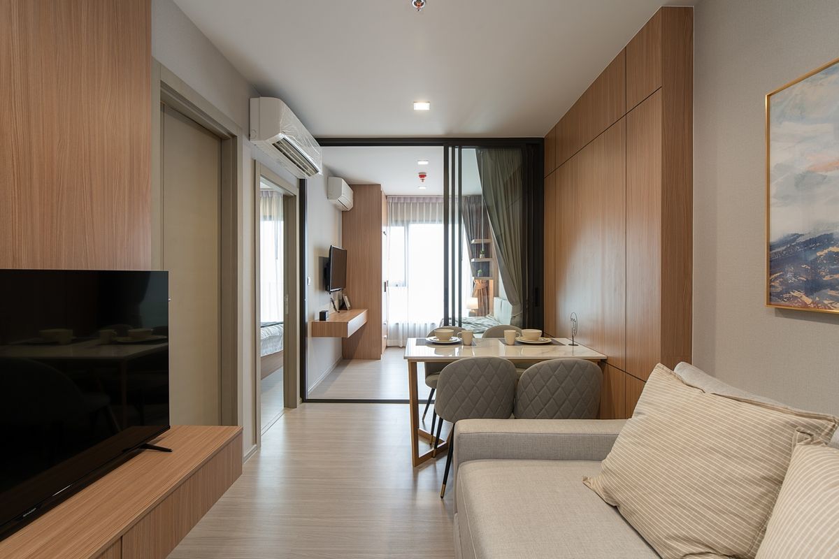 For RentCondoRama9, Petchburi, RCA : Brand new renovated room, high floor, beautifully decorated, built-in throughout the room, 1+1 bedroom @ Life Asoke Rama 9