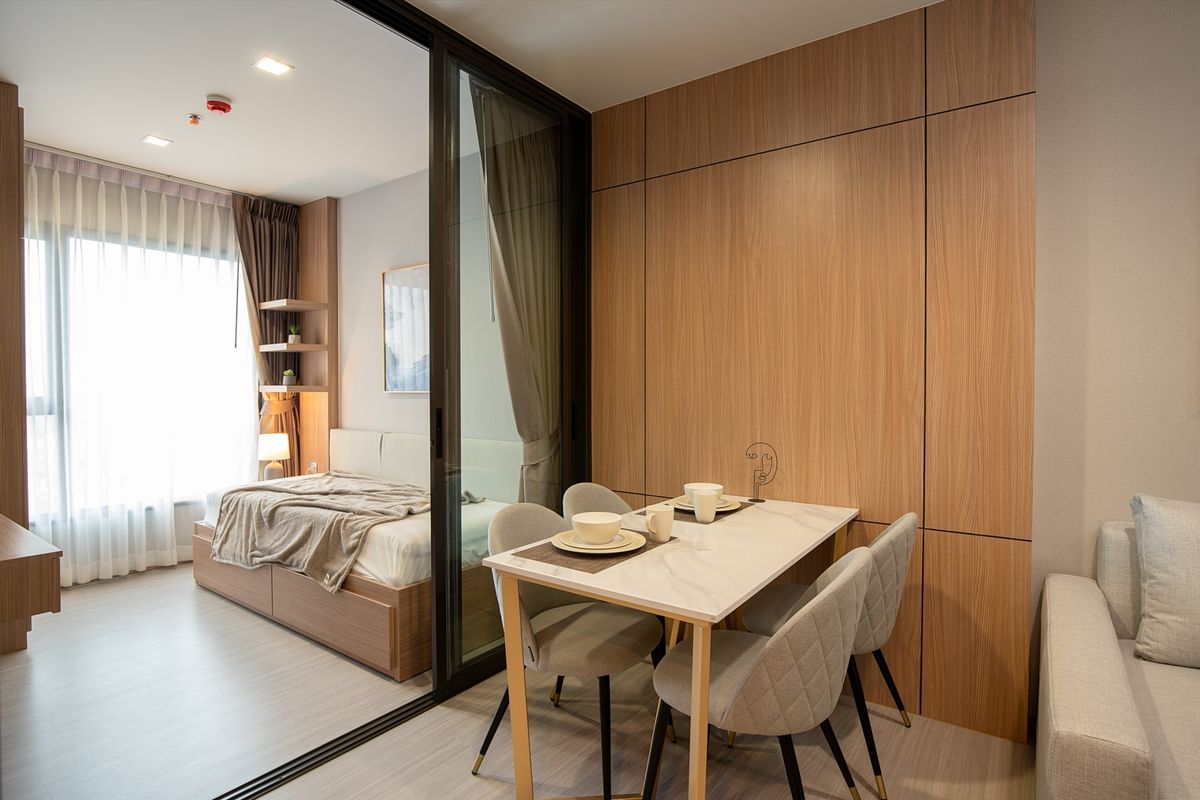 For RentCondoRama9, Petchburi, RCA : Brand new renovated room, high floor, beautifully decorated, built-in throughout the room, 1+1 bedroom @ Life Asoke Rama 9