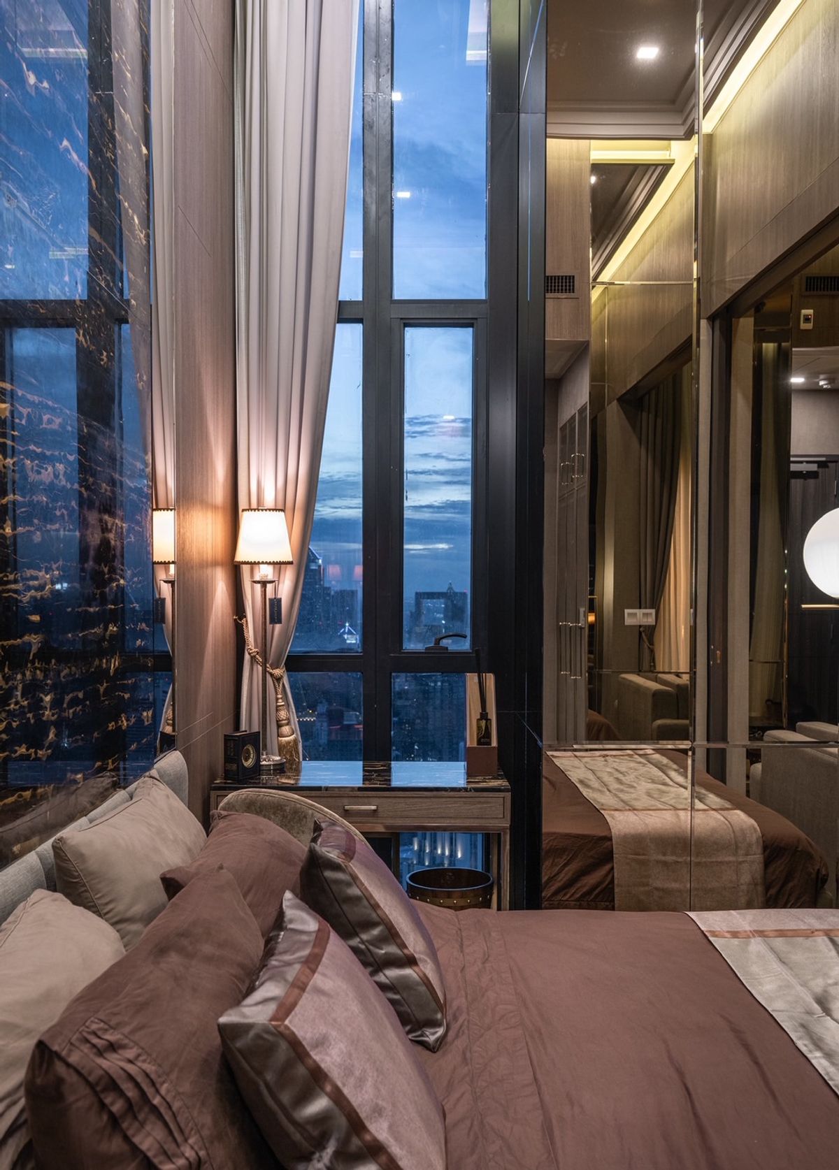 ให้เช่าคอนโดสุขุมวิท อโศก ทองหล่อ : 🏙 Ashton Asoke ชั้น 50 | เพดานสูง 4 ม. | วิวพาโนรามาใจกลางอโศก ห้องแต่งหรู Modern Luxury พร้อมเข้าอยู่ เพียง 45,000 บ./เดือน (ฟีฟ่า) 087-808-3690