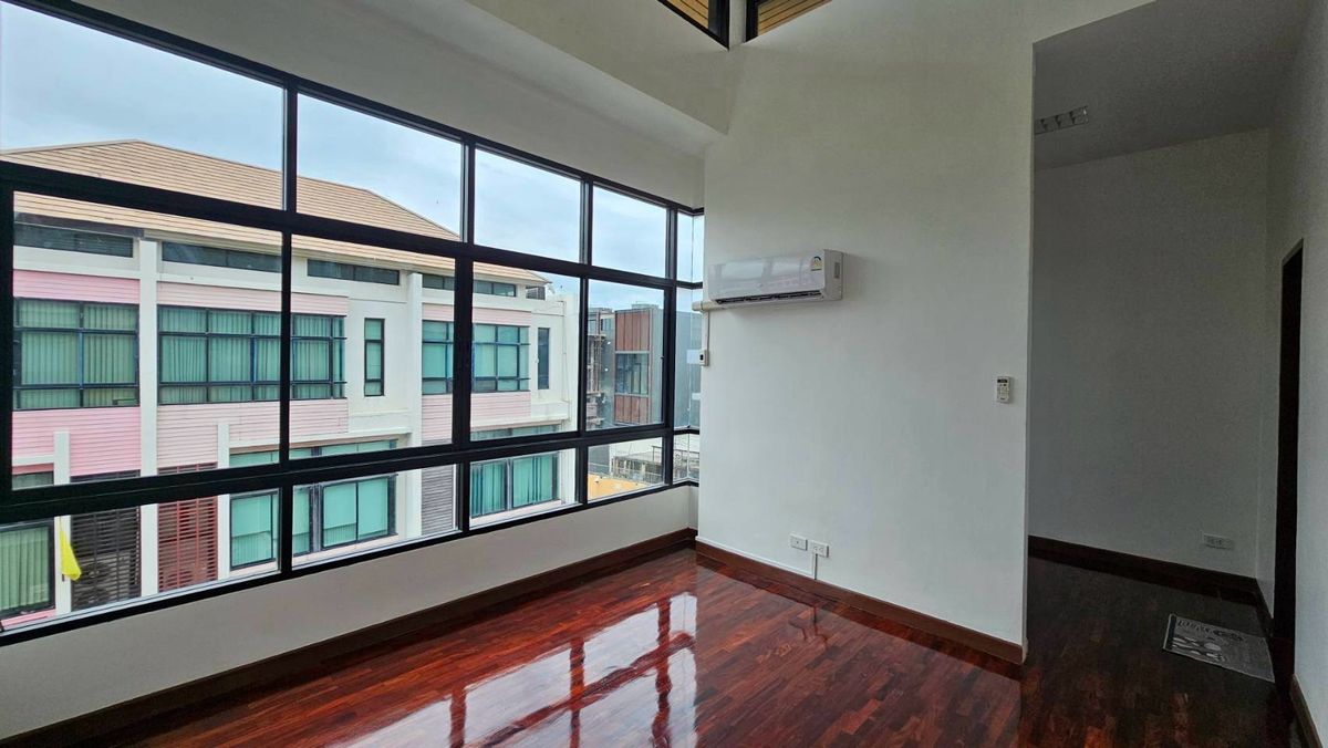 ขายทาวน์โฮมเลียบทางด่วนรามอินทรา : ขาย พรีเมี่ยม ทาวน์โฮม 3.5 ชั้น โครงการ เดอะ ฮาบิแทท ศรีวรา (ลาดพร้าว 94) ติดกับ หมู่บ้าน ทาวน์อินทาวน์ และโรงเรียนนานาชาติ