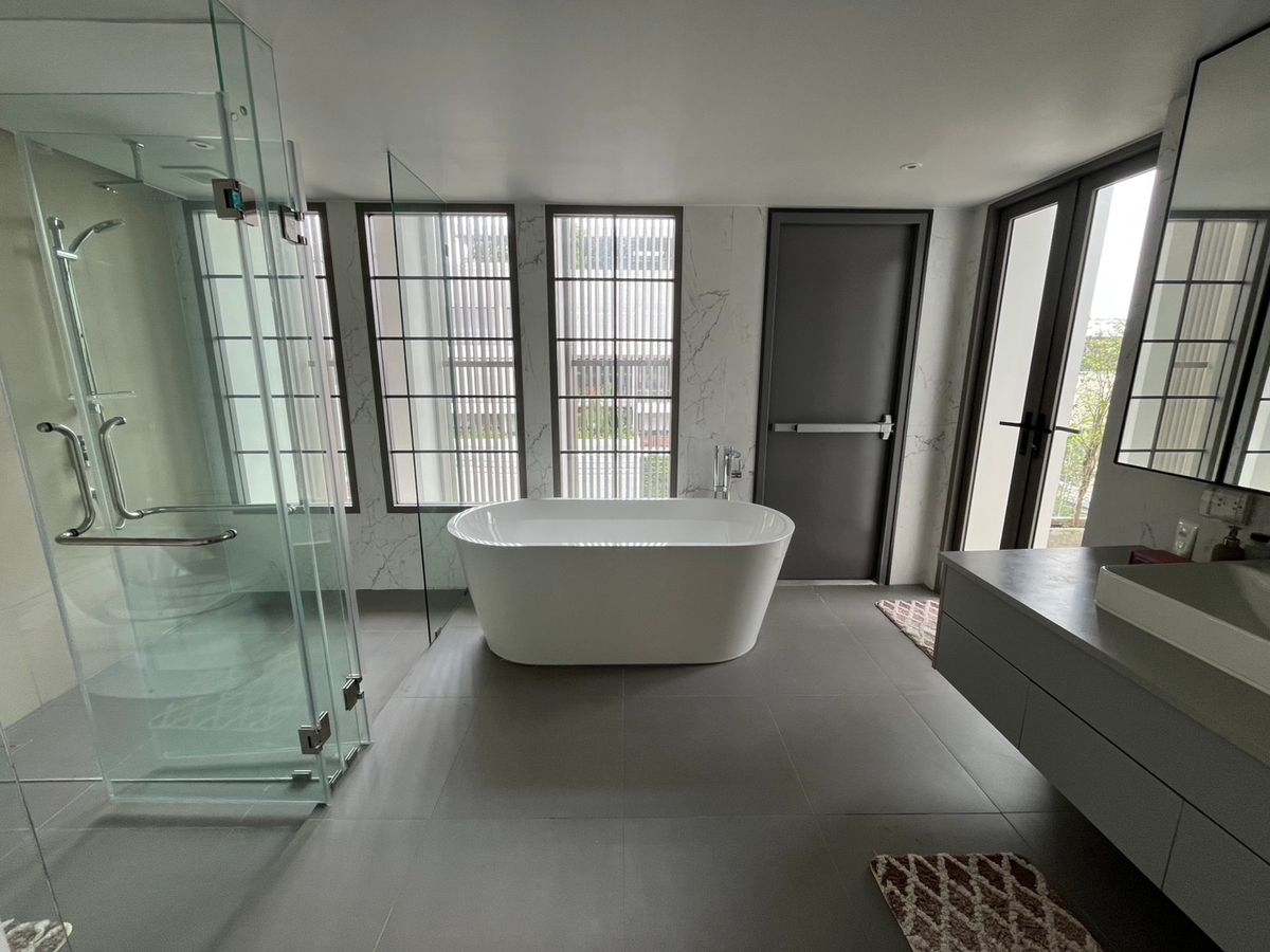 For SaleHome OfficeNawamin, Ramindra : 🏢 Luxurious Home Office for sale, fully furnished, near Central EastVille, the largest house in the project, 51 sq m | 4.5 floors | has a private elevator | Front of the house faces north. Usable area 479.91 sq m | Move in immediately, only 38 million bah