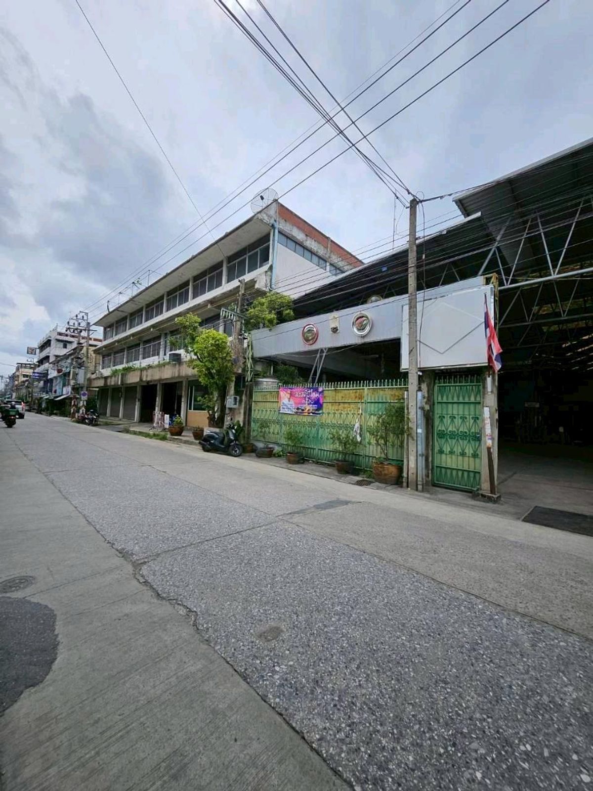 For SaleLandPinklao, Charansanitwong : Land for sale with factory, 769 sq m., has a factory certificate 4, location Charansanitwong 3, near MRT Tha Phra, width 56 m., depth 70 m. Suitable for investors, entrepreneurs or developers looking for a prime location in the city.
