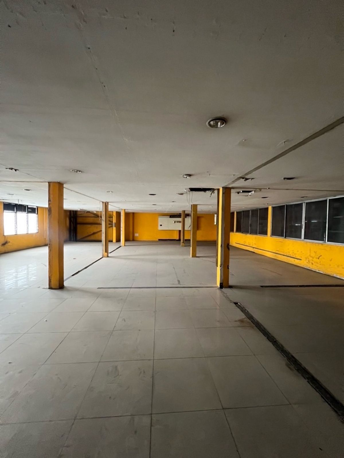 For RentShowroomAri,Anusaowaree : For rent: Showroom next to the main road, Din Daeng, monument, location in the heart of the city, economic center, civil servants, hospitals and offices.