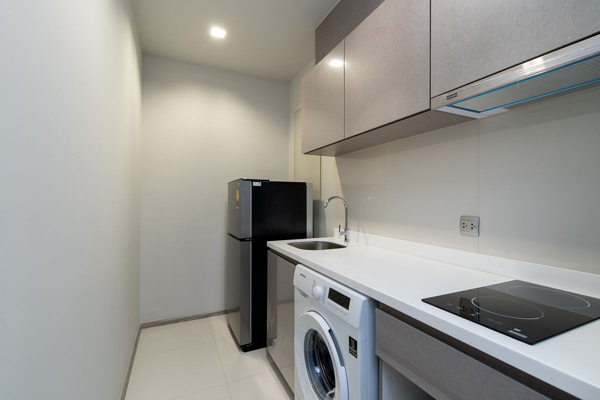 For RentCondoRama9, Petchburi, RCA : Brand new renovated room, high floor, beautifully decorated, built-in throughout the room, 1+1 bedroom @ Life Asoke Rama 9