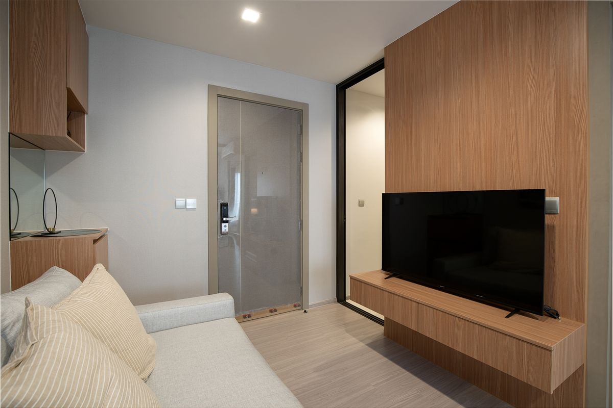 For RentCondoRama9, Petchburi, RCA : Brand new renovated room, high floor, beautifully decorated, built-in throughout the room, 1+1 bedroom @ Life Asoke Rama 9