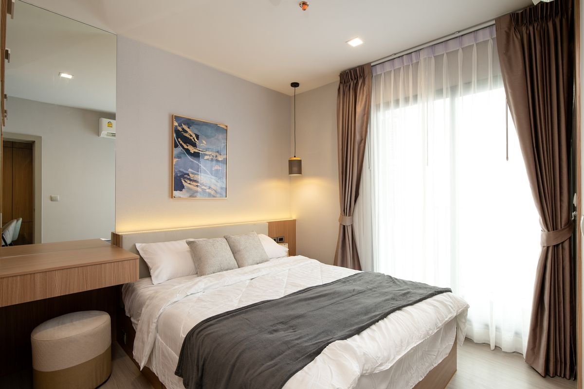 For RentCondoRama9, Petchburi, RCA : Brand new renovated room, high floor, beautifully decorated, built-in throughout the room, 1+1 bedroom @ Life Asoke Rama 9