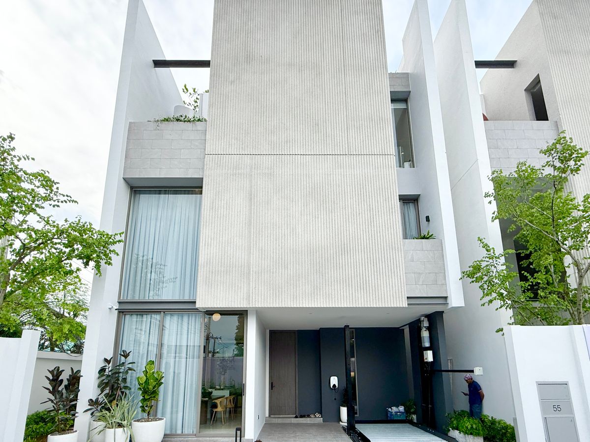 For SaleHouseRama9, Petchburi, RCA : Luxurious model home for sale, CANVAS RAMA 9 - Atelier style, 3-story detached house with private elevator. The only house in the project that has “Private swimming pool” and “largest land”