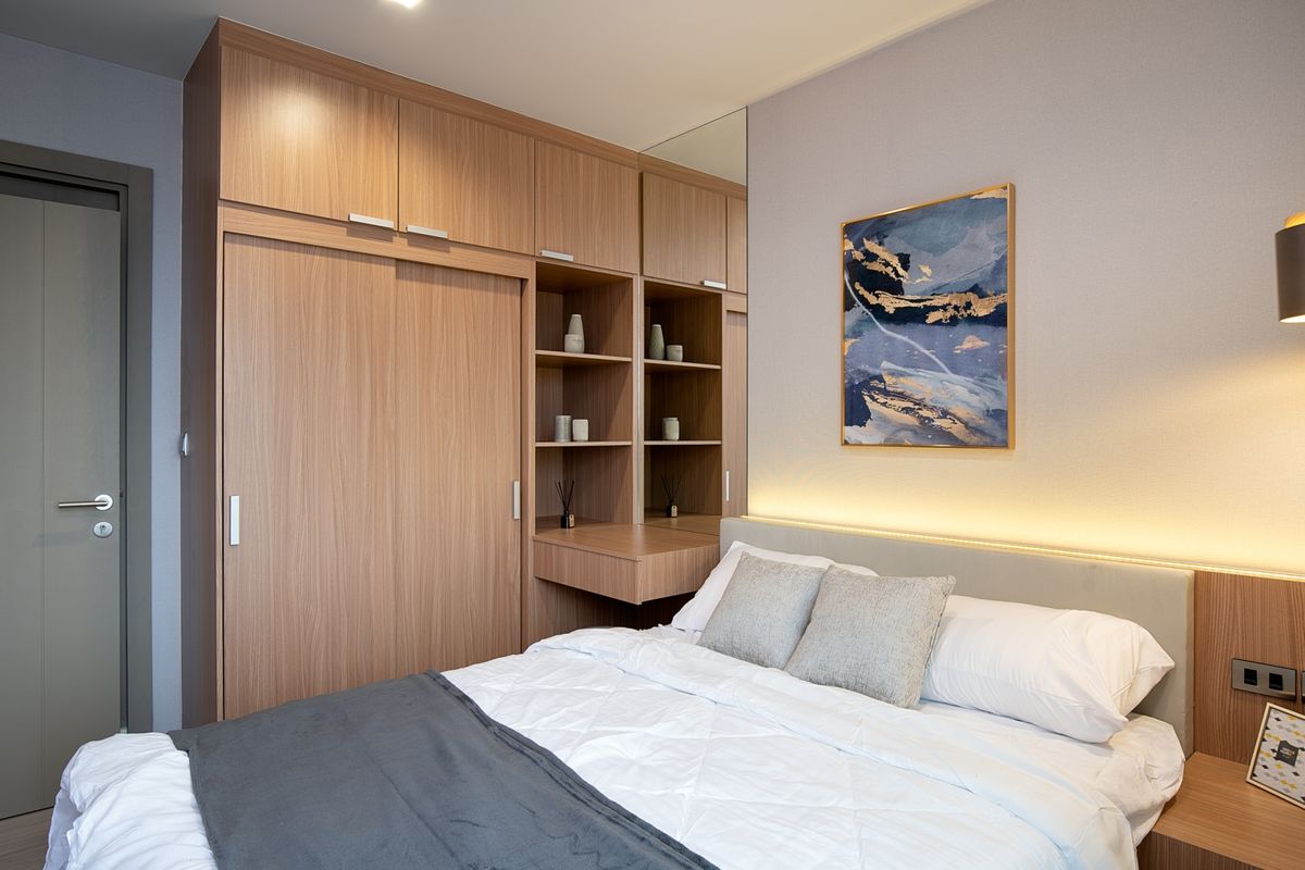 For RentCondoRama9, Petchburi, RCA : Brand new renovated room, high floor, beautifully decorated, built-in throughout the room, 1+1 bedroom @ Life Asoke Rama 9