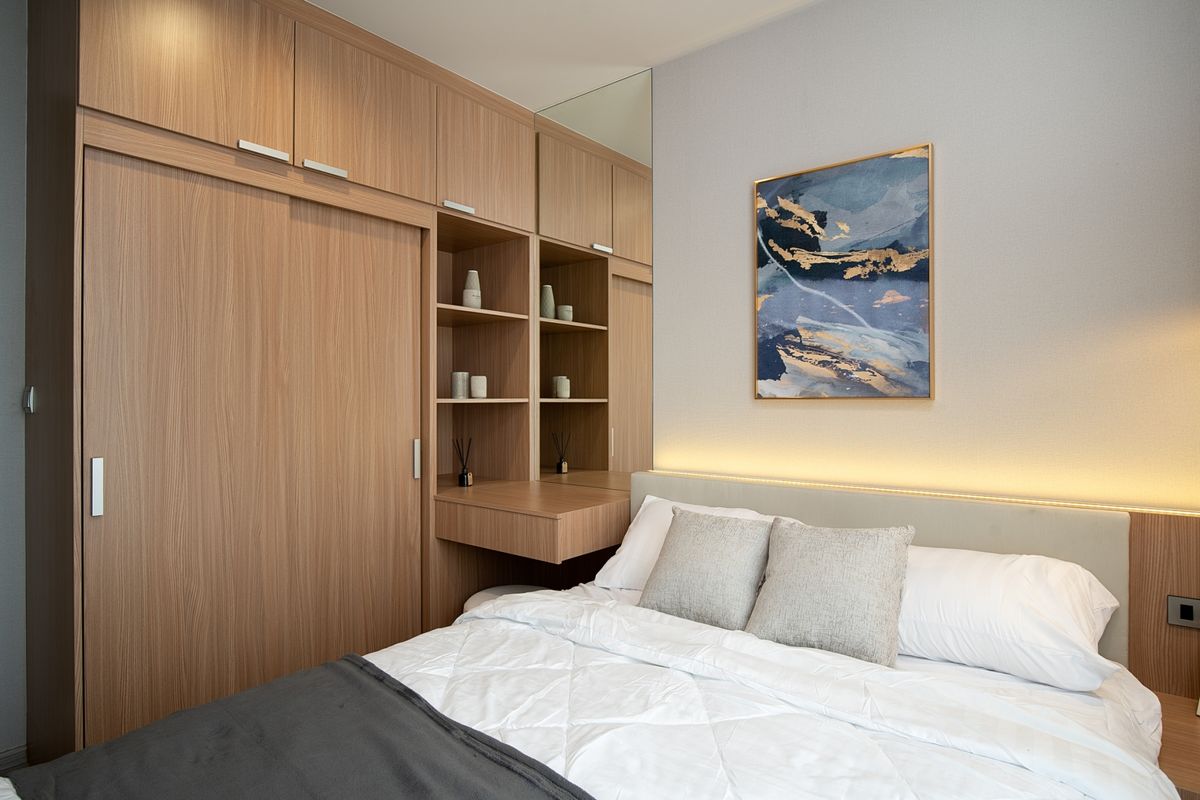 For RentCondoRama9, Petchburi, RCA : Brand new renovated room, high floor, beautifully decorated, built-in throughout the room, 1+1 bedroom @ Life Asoke Rama 9