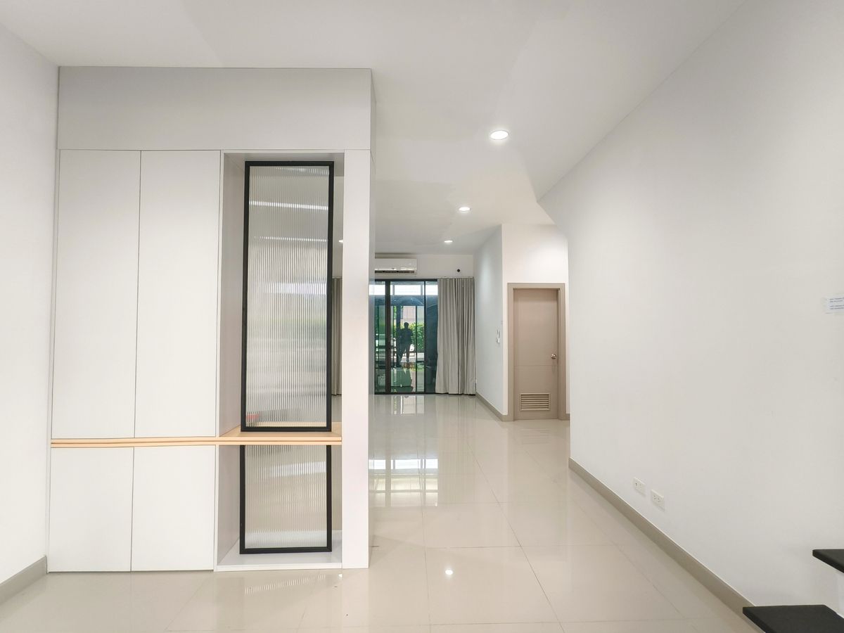 ให้เช่าโฮมออฟฟิศเกษตร นวมินทร์ ลาดปลาเค้า : ให้เช่า โฮมออฟฟิศหรู 4 ชั้น ติดถนนนวลจันทร์ Premium Place Mix Ekamai-Ramintra หน้ากว้าง 5.5 เมตร 2 ห้องทำงานใหญ่ 3 ห้องนอน 4 ห้องน้ำ 28 ตร.ว. 