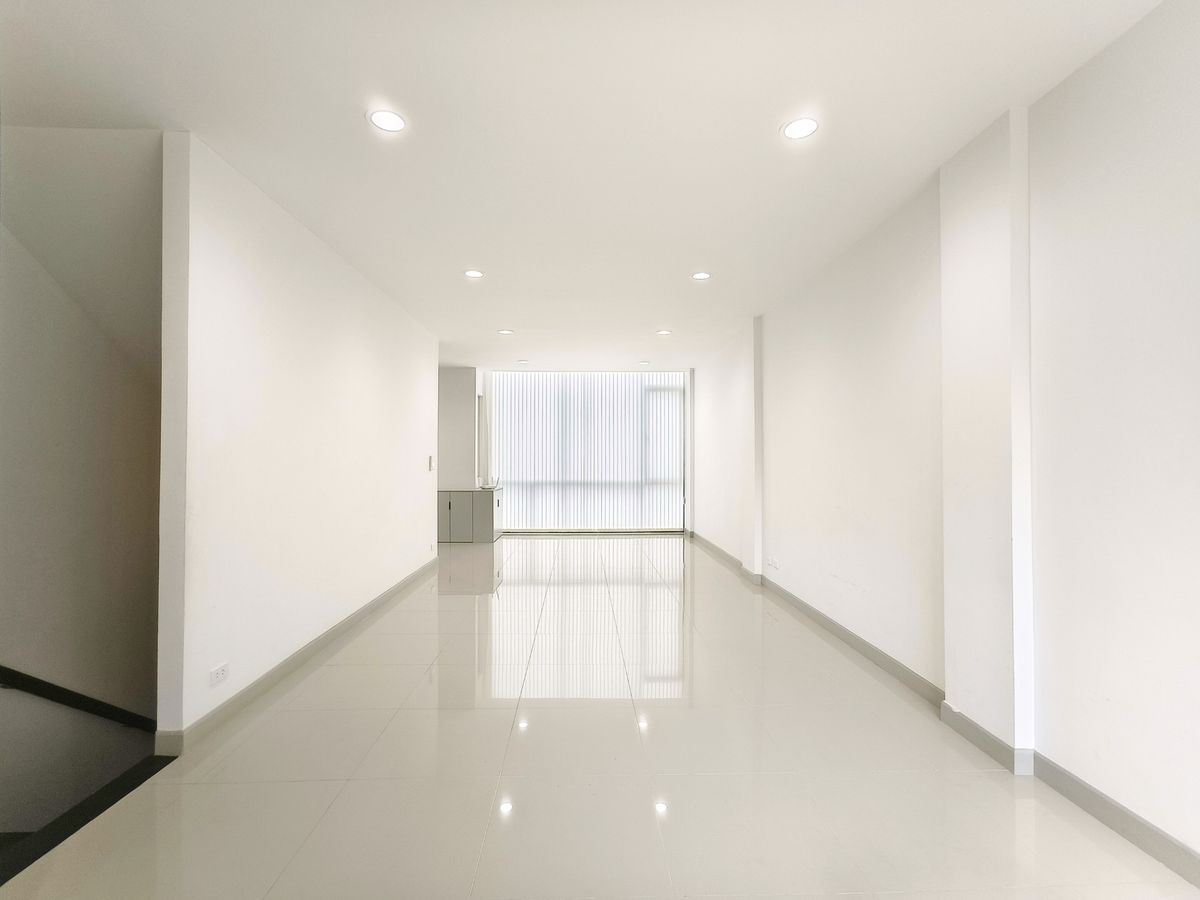 ให้เช่าโฮมออฟฟิศเกษตร นวมินทร์ ลาดปลาเค้า : ให้เช่า โฮมออฟฟิศหรู 4 ชั้น ติดถนนนวลจันทร์ Premium Place Mix Ekamai-Ramintra หน้ากว้าง 5.5 เมตร 2 ห้องทำงานใหญ่ 3 ห้องนอน 4 ห้องน้ำ 28 ตร.ว. 