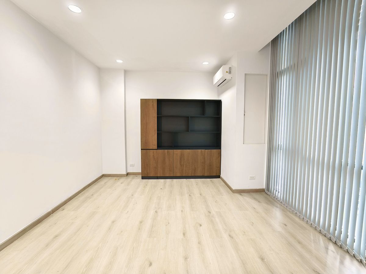 ให้เช่าโฮมออฟฟิศเกษตร นวมินทร์ ลาดปลาเค้า : ให้เช่า โฮมออฟฟิศหรู 4 ชั้น ติดถนนนวลจันทร์ Premium Place Mix Ekamai-Ramintra หน้ากว้าง 5.5 เมตร 2 ห้องทำงานใหญ่ 3 ห้องนอน 4 ห้องน้ำ 28 ตร.ว. 