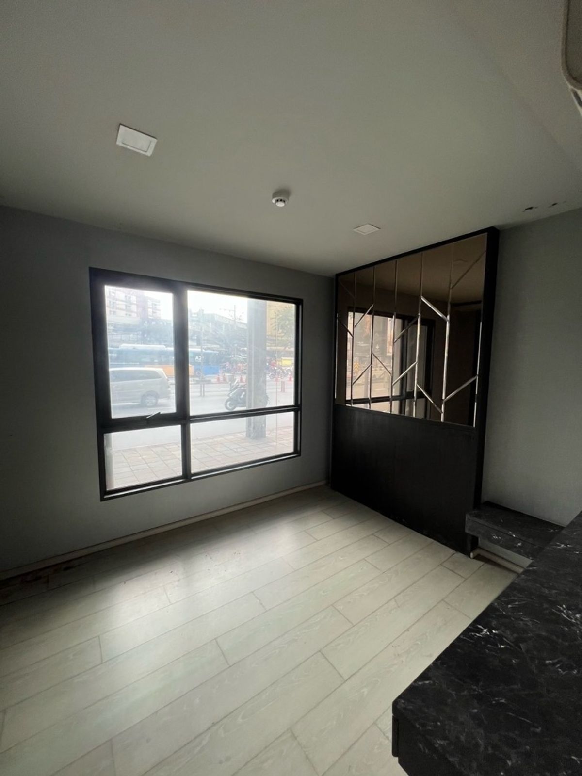 For RentShowroomAri,Anusaowaree : For rent: Showroom next to the main road, Din Daeng, monument, location in the heart of the city, economic center, civil servants, hospitals and offices.