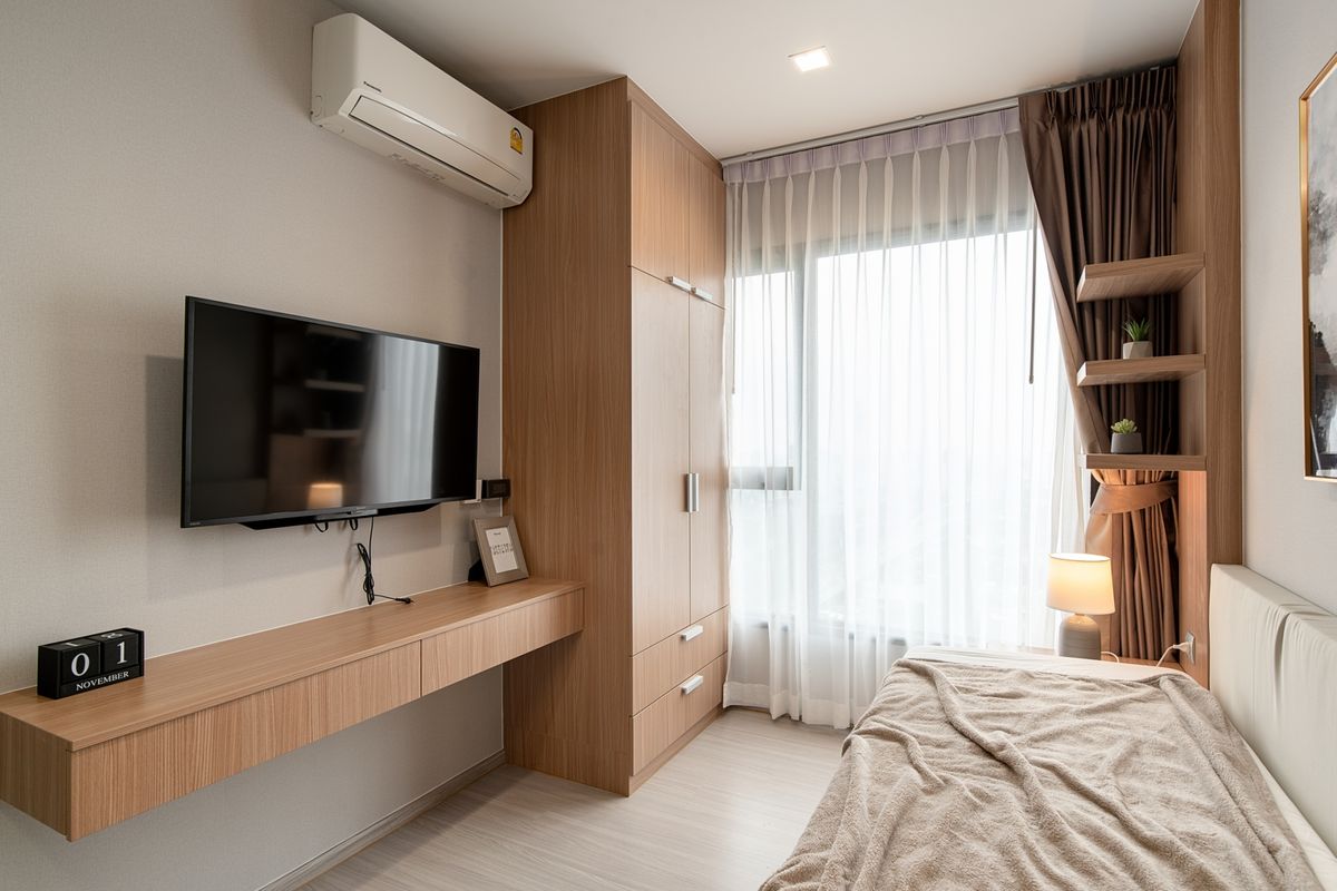 For RentCondoRama9, Petchburi, RCA : Brand new renovated room, high floor, beautifully decorated, built-in throughout the room, 1+1 bedroom @ Life Asoke Rama 9