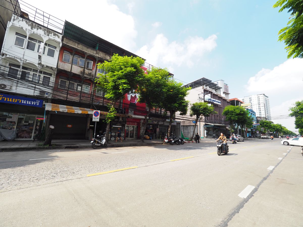 For RentShop HouseSathorn, Narathiwat : 3.5 Commerical building situated in the vibrant Rama 3 area, with constant foot traffic