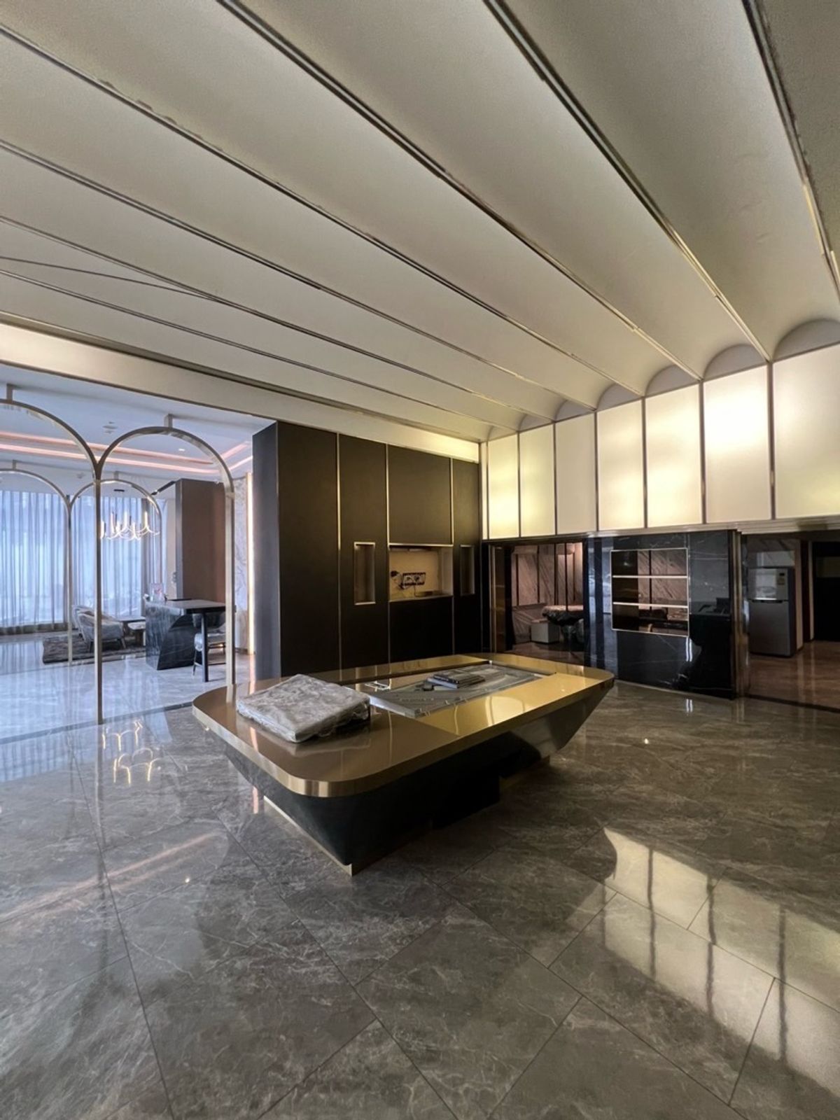 For RentShowroomAri,Anusaowaree : For rent: Showroom next to the main road, Din Daeng, monument, location in the heart of the city, economic center, civil servants, hospitals and offices.