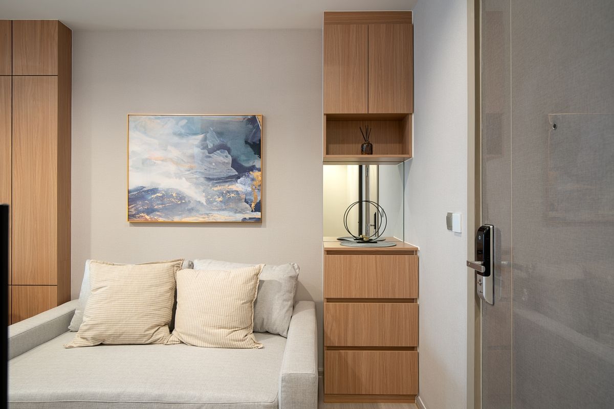 For RentCondoRama9, Petchburi, RCA : Brand new renovated room, high floor, beautifully decorated, built-in throughout the room, 1+1 bedroom @ Life Asoke Rama 9