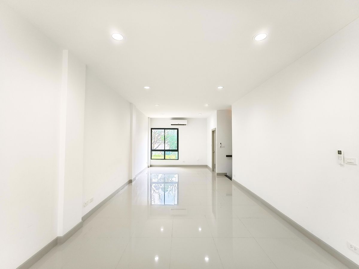 ให้เช่าโฮมออฟฟิศเกษตร นวมินทร์ ลาดปลาเค้า : ให้เช่า โฮมออฟฟิศหรู 4 ชั้น ติดถนนนวลจันทร์ Premium Place Mix Ekamai-Ramintra หน้ากว้าง 5.5 เมตร 2 ห้องทำงานใหญ่ 3 ห้องนอน 4 ห้องน้ำ 28 ตร.ว. 