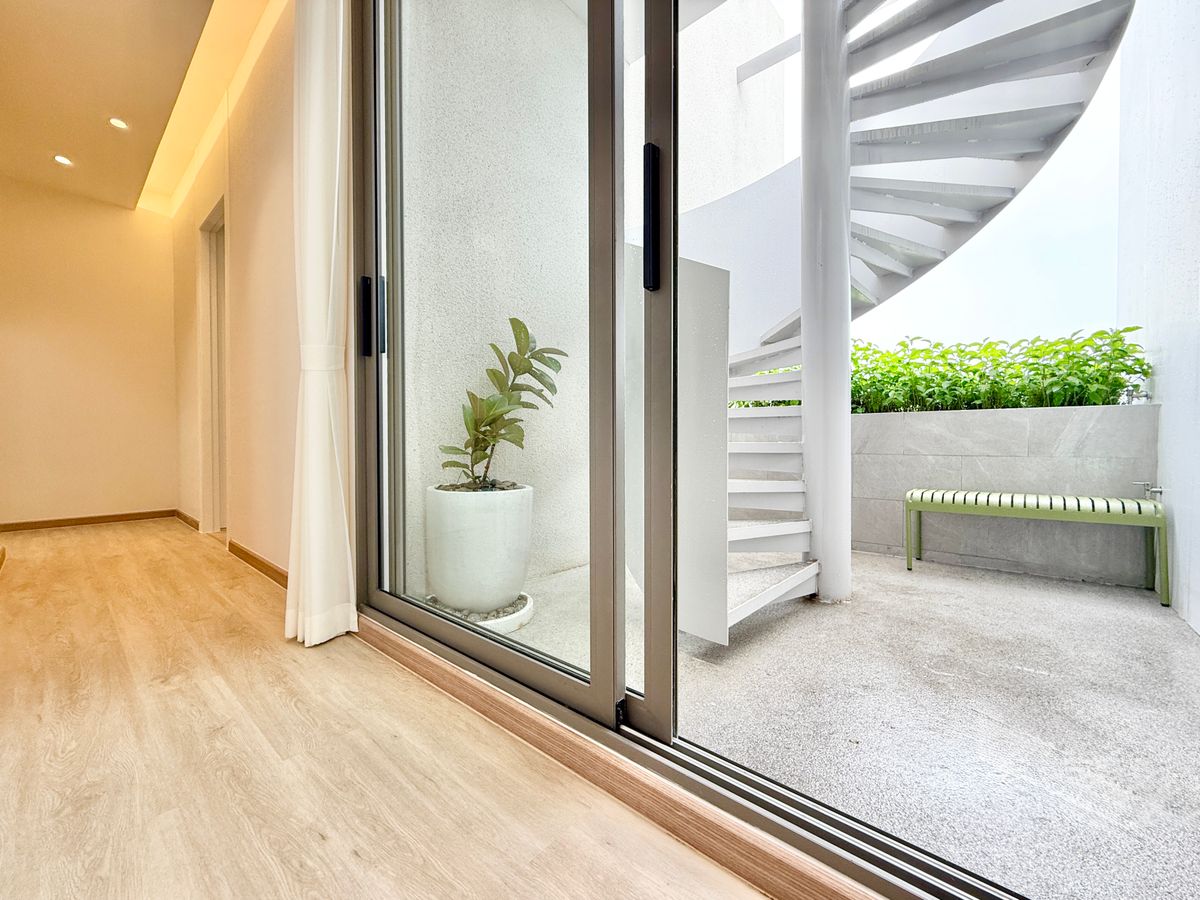 ขายบ้านพระราม 9 เพชรบุรีตัดใหม่ RCA : ขายบ้านตัวอย่างสุดหรู CANVAS RAMA 9 – แบบ Atelier บ้านเดี่ยว 3 ชั้น พร้อมลิฟต์ส่วนตัว หลังเดียวในโครงการที่มี “สระว่ายน้ำส่วนตัว” และ “ที่ดินใหญ่ที่สุด”