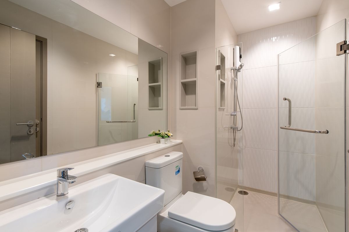 For RentCondoRama9, Petchburi, RCA : Brand new renovated room, high floor, beautifully decorated, built-in throughout the room, 1+1 bedroom @ Life Asoke Rama 9