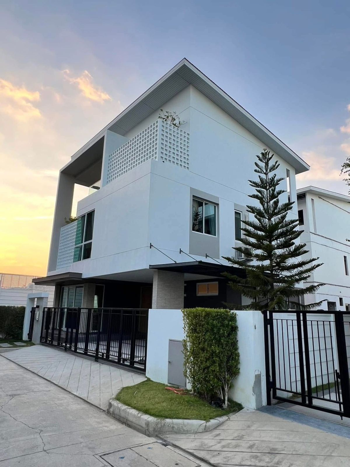 For RentHousePattanakan, Srinakarin : P0265 Spacious Fully-Furnished Home in Nirvana Absolute Krungthep Kreetha | 329 SQ.M. | Ready to Move In  