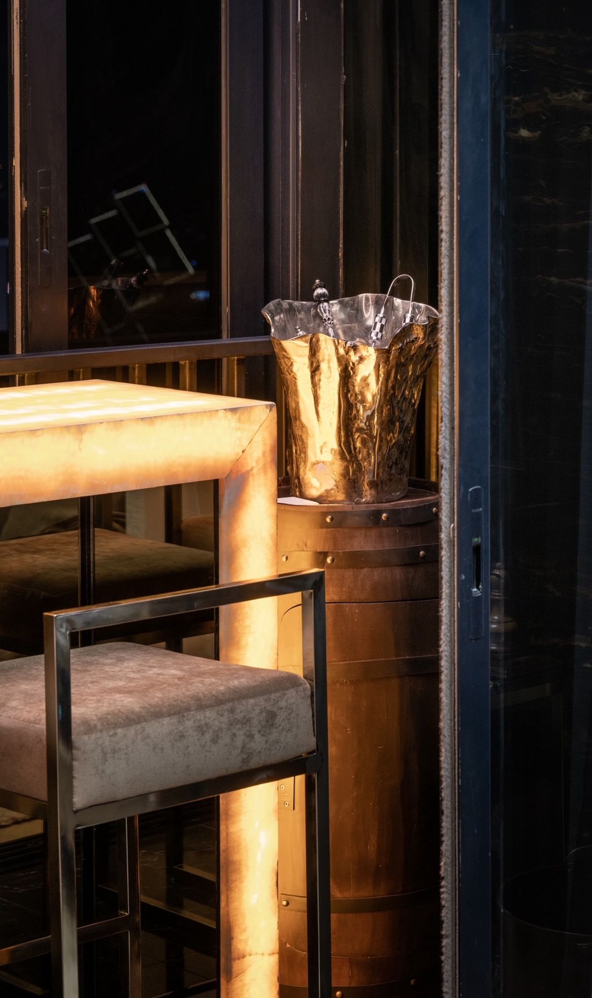 ให้เช่าคอนโดสุขุมวิท อโศก ทองหล่อ : 🏙 Ashton Asoke ชั้น 50 | เพดานสูง 4 ม. | วิวพาโนรามาใจกลางอโศก ห้องแต่งหรู Modern Luxury พร้อมเข้าอยู่ เพียง 45,000 บ./เดือน (ฟีฟ่า) 087-808-3690