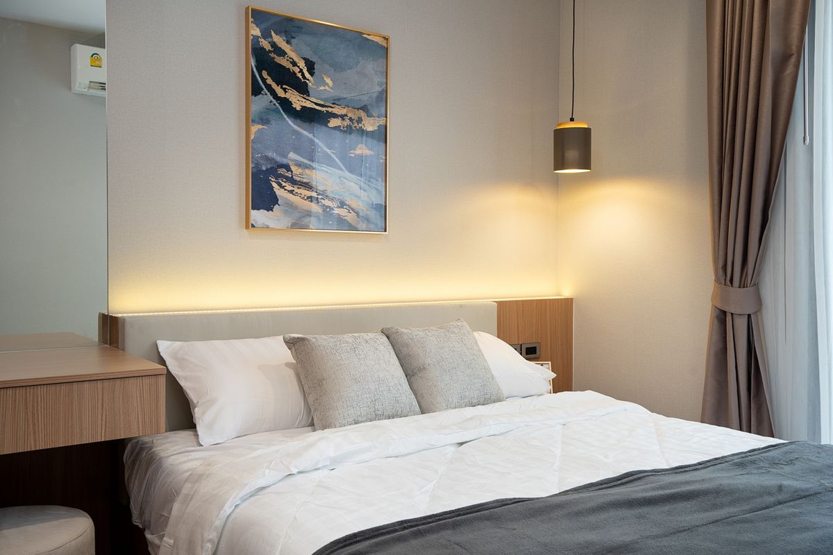 For RentCondoRama9, Petchburi, RCA : Brand new renovated room, high floor, beautifully decorated, built-in throughout the room, 1+1 bedroom @ Life Asoke Rama 9