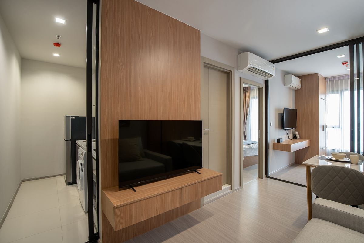For RentCondoRama9, Petchburi, RCA : Brand new renovated room, high floor, beautifully decorated, built-in throughout the room, 1+1 bedroom @ Life Asoke Rama 9
