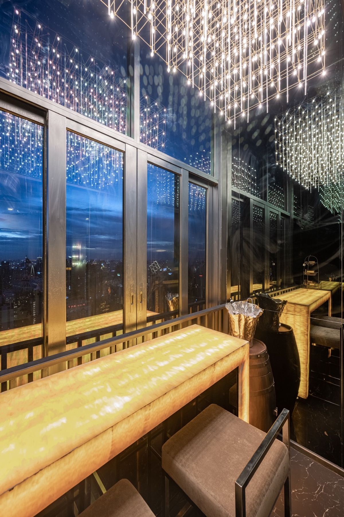 ให้เช่าคอนโดสุขุมวิท อโศก ทองหล่อ : 🏙 Ashton Asoke ชั้น 50 | เพดานสูง 4 ม. | วิวพาโนรามาใจกลางอโศก ห้องแต่งหรู Modern Luxury พร้อมเข้าอยู่ เพียง 45,000 บ./เดือน (ฟีฟ่า) 087-808-3690