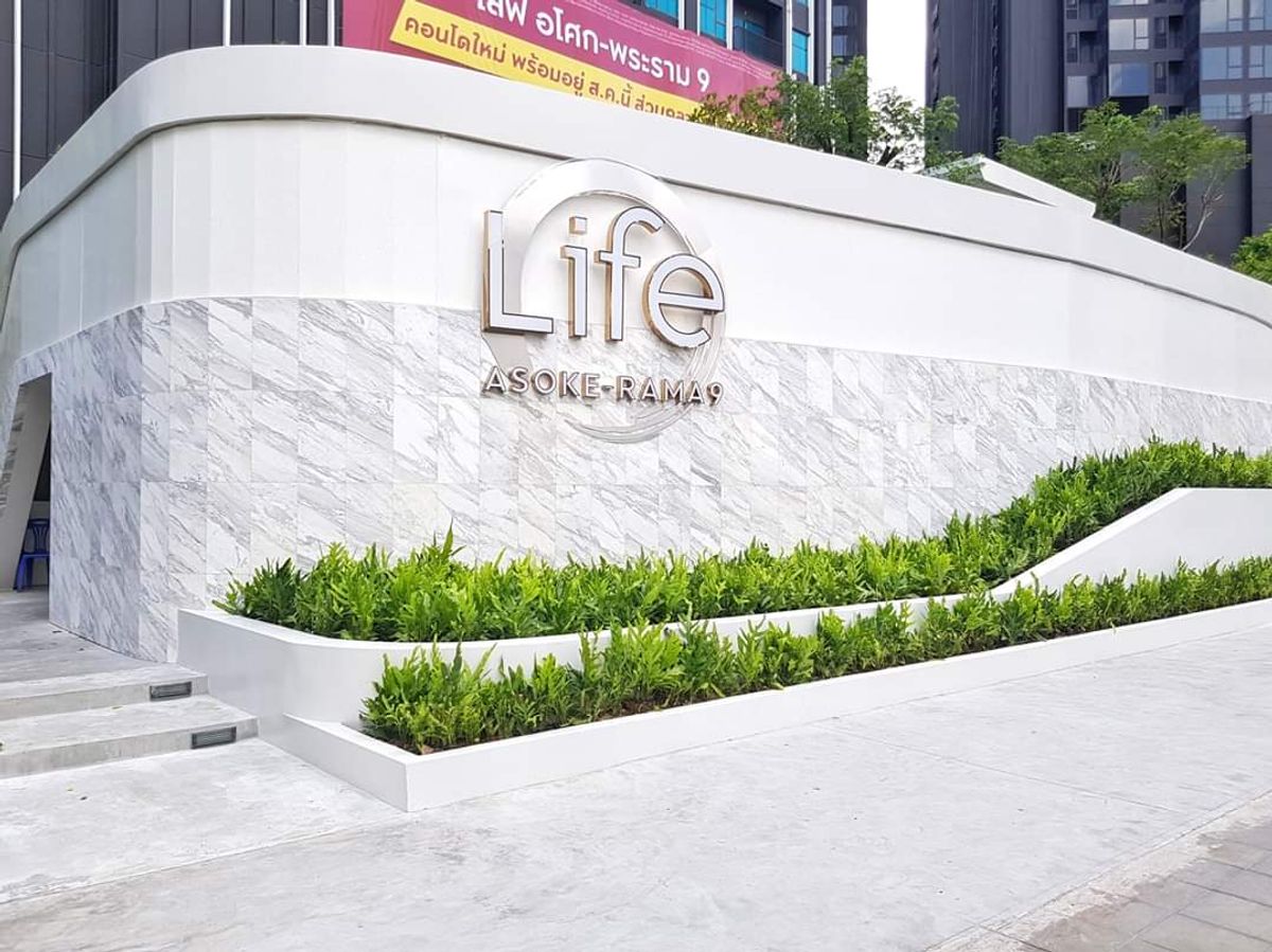 For RentCondoRama9, Petchburi, RCA : Brand new renovated room, high floor, beautifully decorated, built-in throughout the room, 1+1 bedroom @ Life Asoke Rama 9