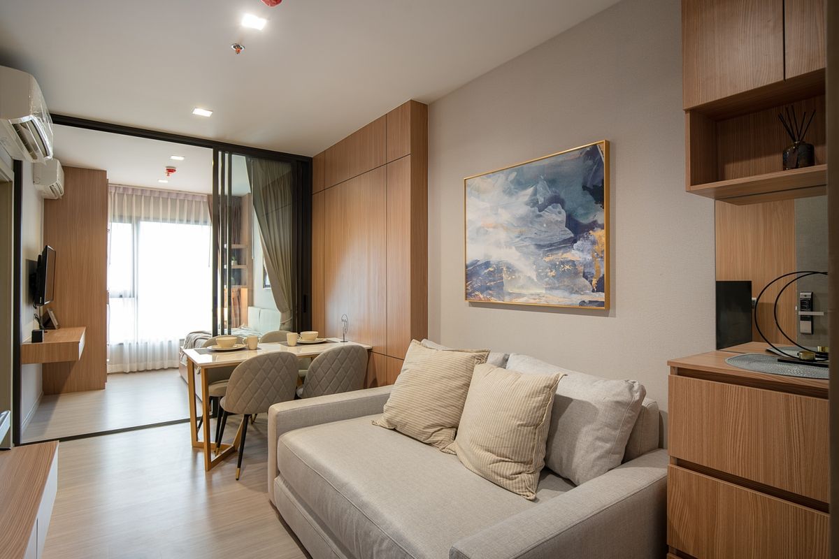 For RentCondoRama9, Petchburi, RCA : Brand new renovated room, high floor, beautifully decorated, built-in throughout the room, 1+1 bedroom @ Life Asoke Rama 9
