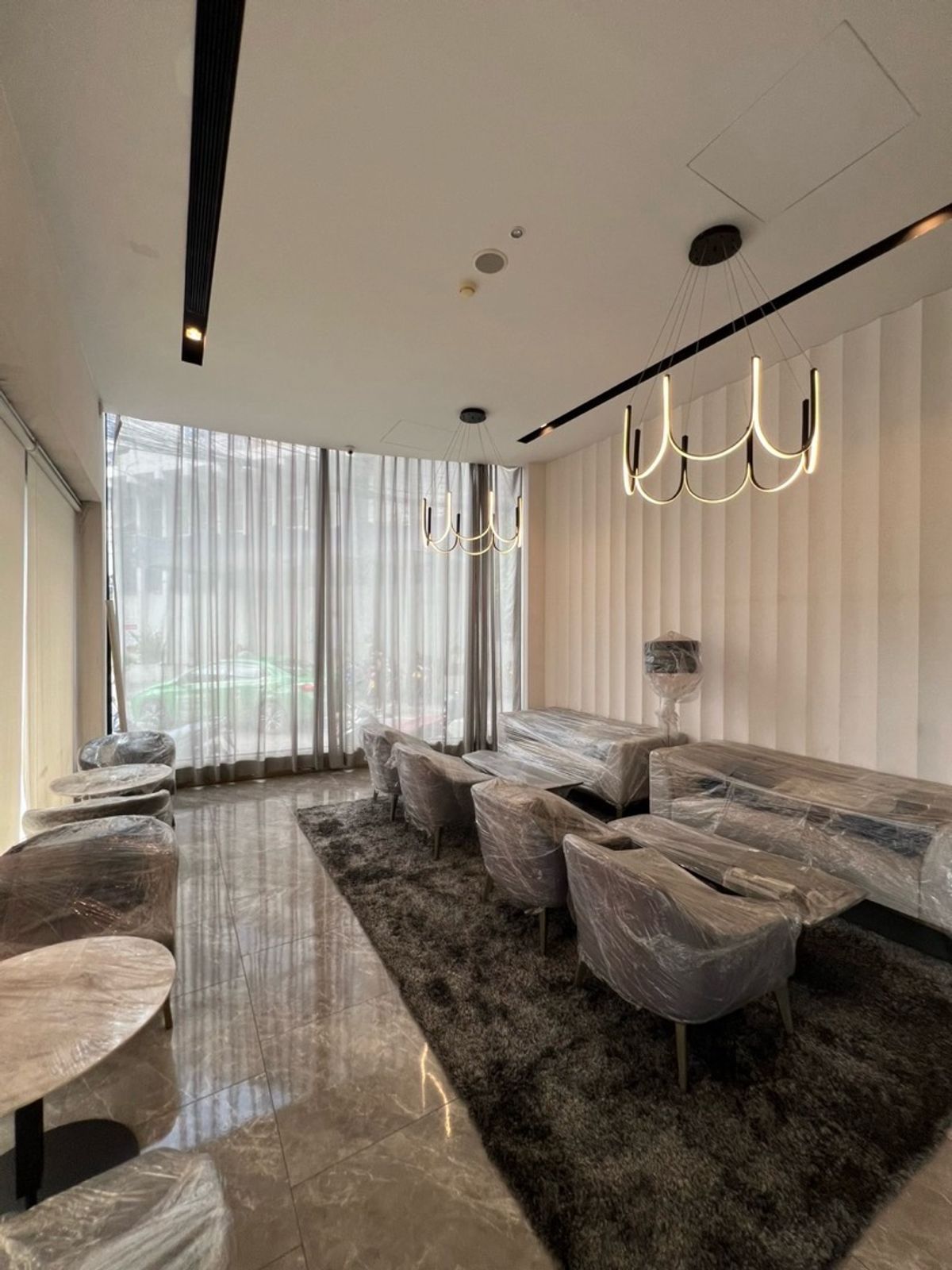 For RentShowroomAri,Anusaowaree : For rent: Showroom next to the main road, Din Daeng, monument, location in the heart of the city, economic center, civil servants, hospitals and offices.