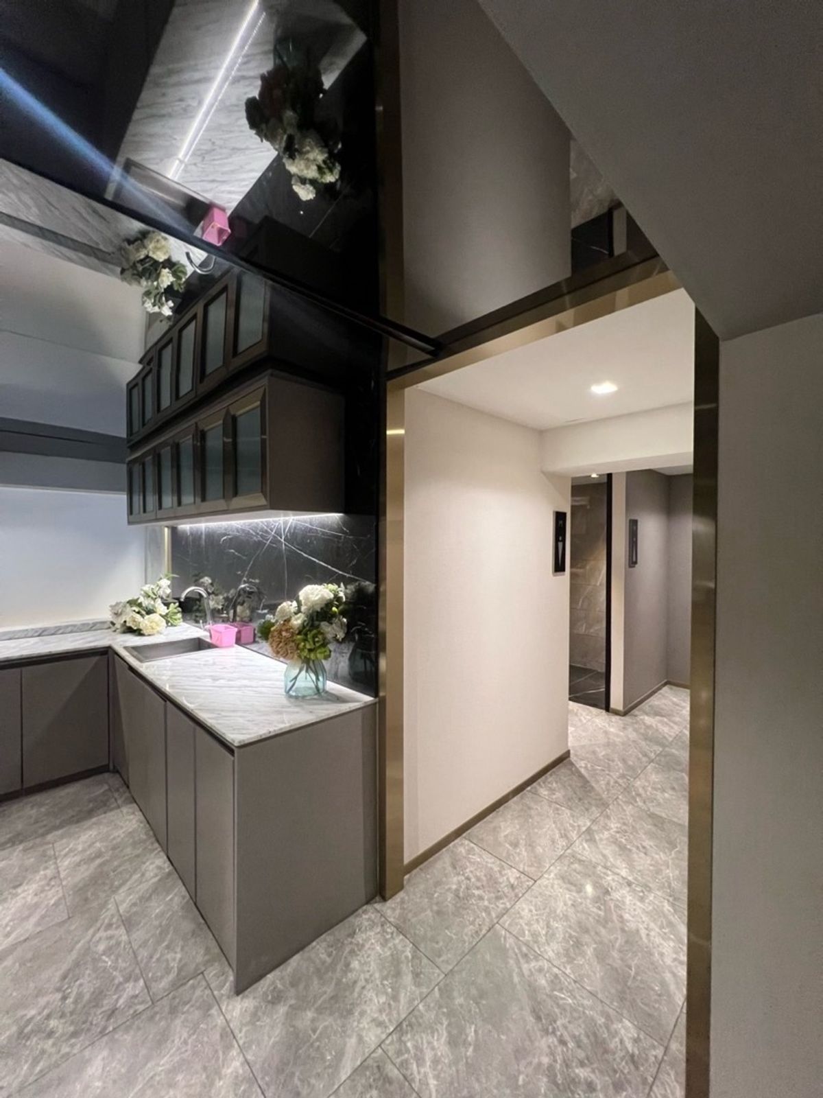 For RentShowroomAri,Anusaowaree : For rent: Showroom next to the main road, Din Daeng, monument, location in the heart of the city, economic center, civil servants, hospitals and offices.