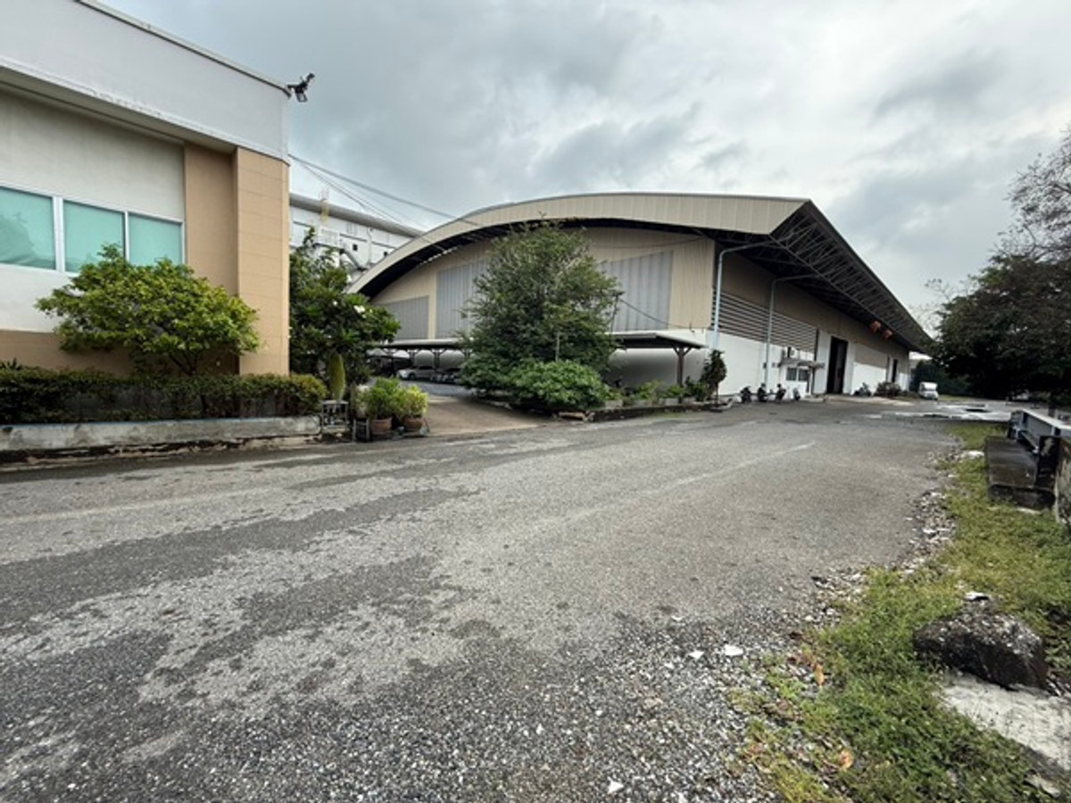 ให้เช่าโรงงานสมุทรปราการ สำโรง : ให้เช่าอาคารโรงงาน/โกดังเนื้อที่ 5 ไร่ พื้นที่ใช้สอย 5,600 ตร.ม ออฟฟิศ มีใบร.ง 4 ซอย บางปลา เทพารักษ์ บางพลี ราคาเช่า 672,000 บ/ด