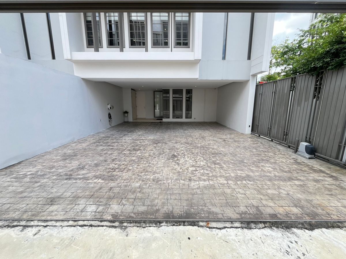 For SaleHome OfficeNawamin, Ramindra : 🏢 Luxurious Home Office for sale, fully furnished, near Central EastVille, the largest house in the project, 51 sq m | 4.5 floors | has a private elevator | Front of the house faces north. Usable area 479.91 sq m | Move in immediately, only 38 million bah