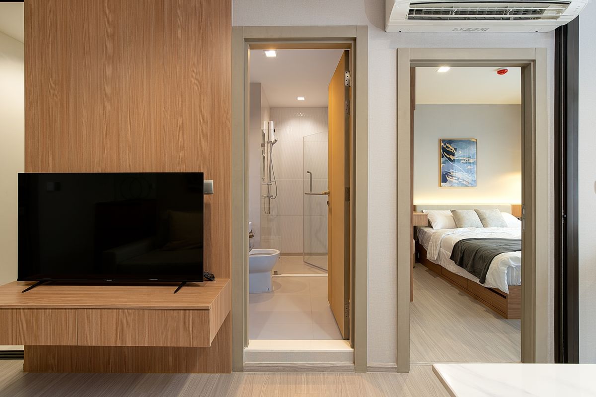 For RentCondoRama9, Petchburi, RCA : Brand new renovated room, high floor, beautifully decorated, built-in throughout the room, 1+1 bedroom @ Life Asoke Rama 9